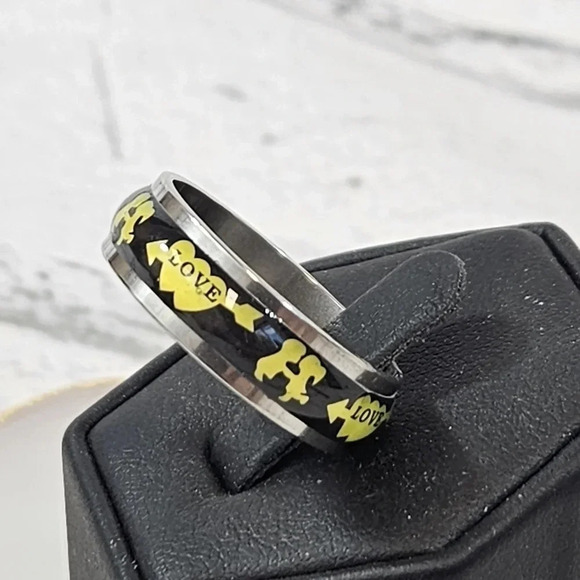 Size 11 Black and Yellow Heart Arrow Couple Fashion Ring 11F - Picture 3 of 4